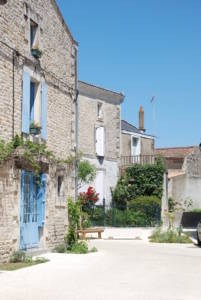 Ruelle dans le village de Coulon - Marais poitevin