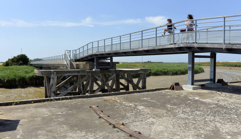 Touristes à vélo à l'écluse du Brault à Marans