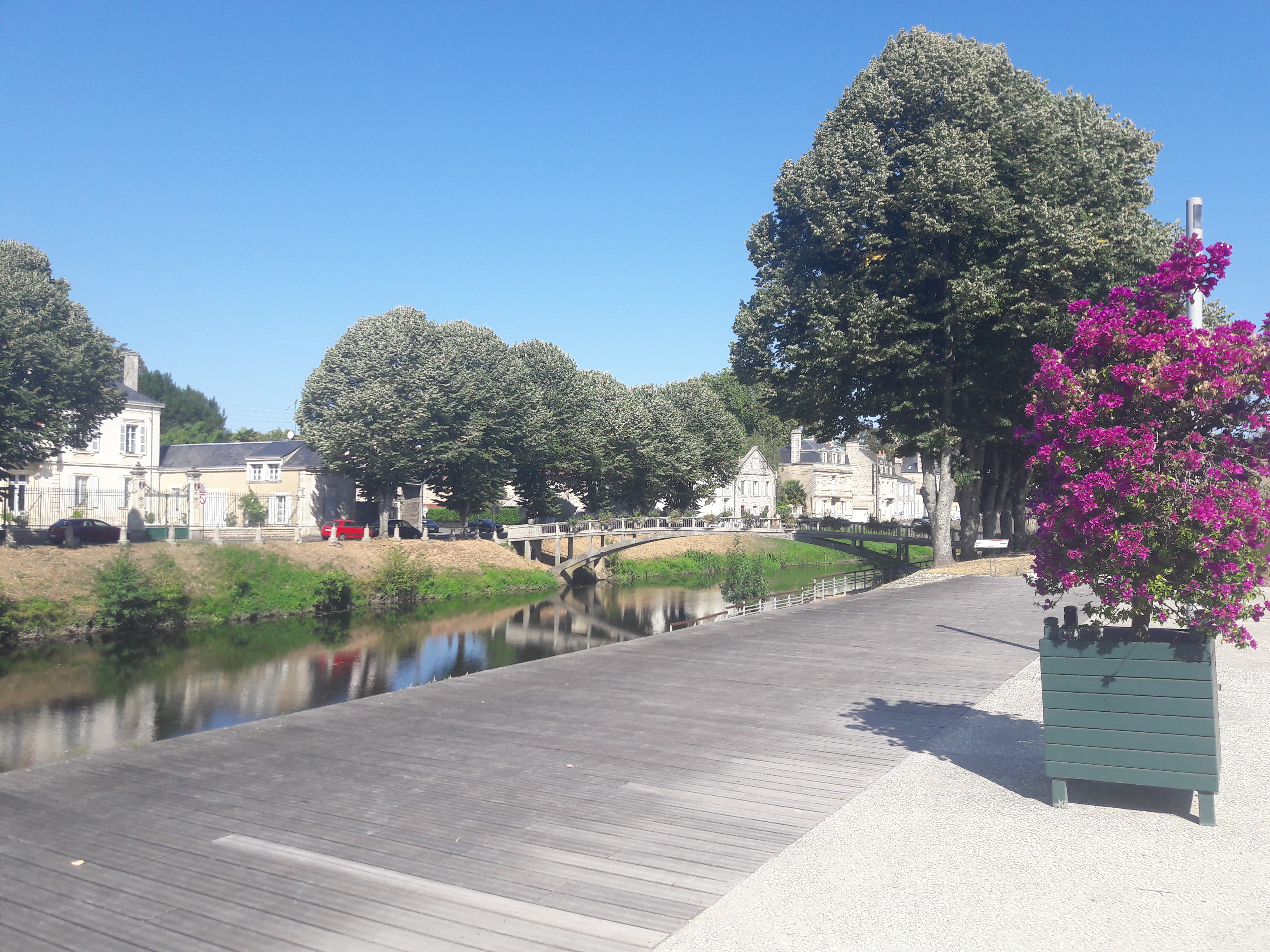 Walk in the center of Fontenay le Comte along the Vendée river in the Marais poitevin regional nature park.