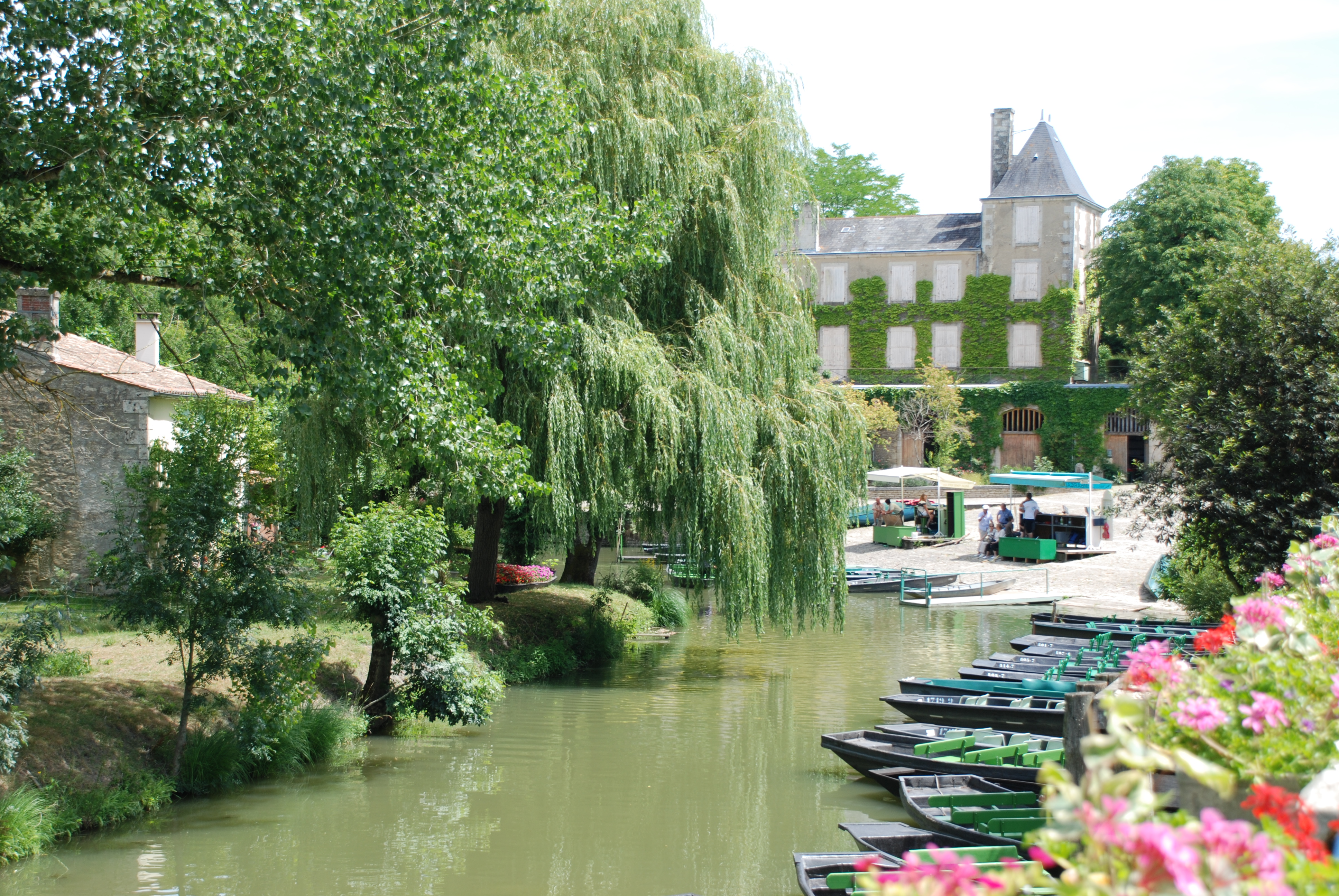 Harbour of Arçais with the home of the nineteenth century and the pier in the Marais poitevin régional nature park.