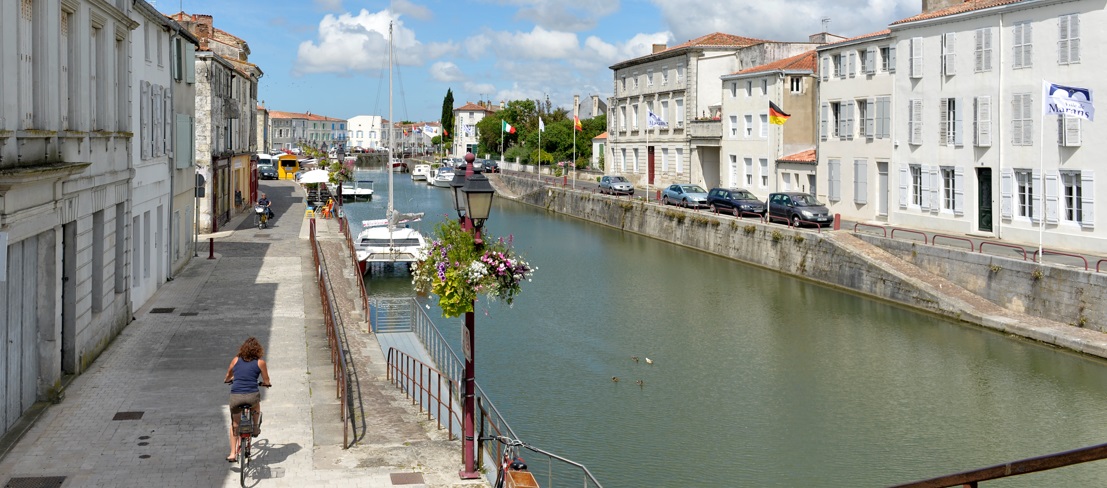 Balade à vélo dans le village de Marans.