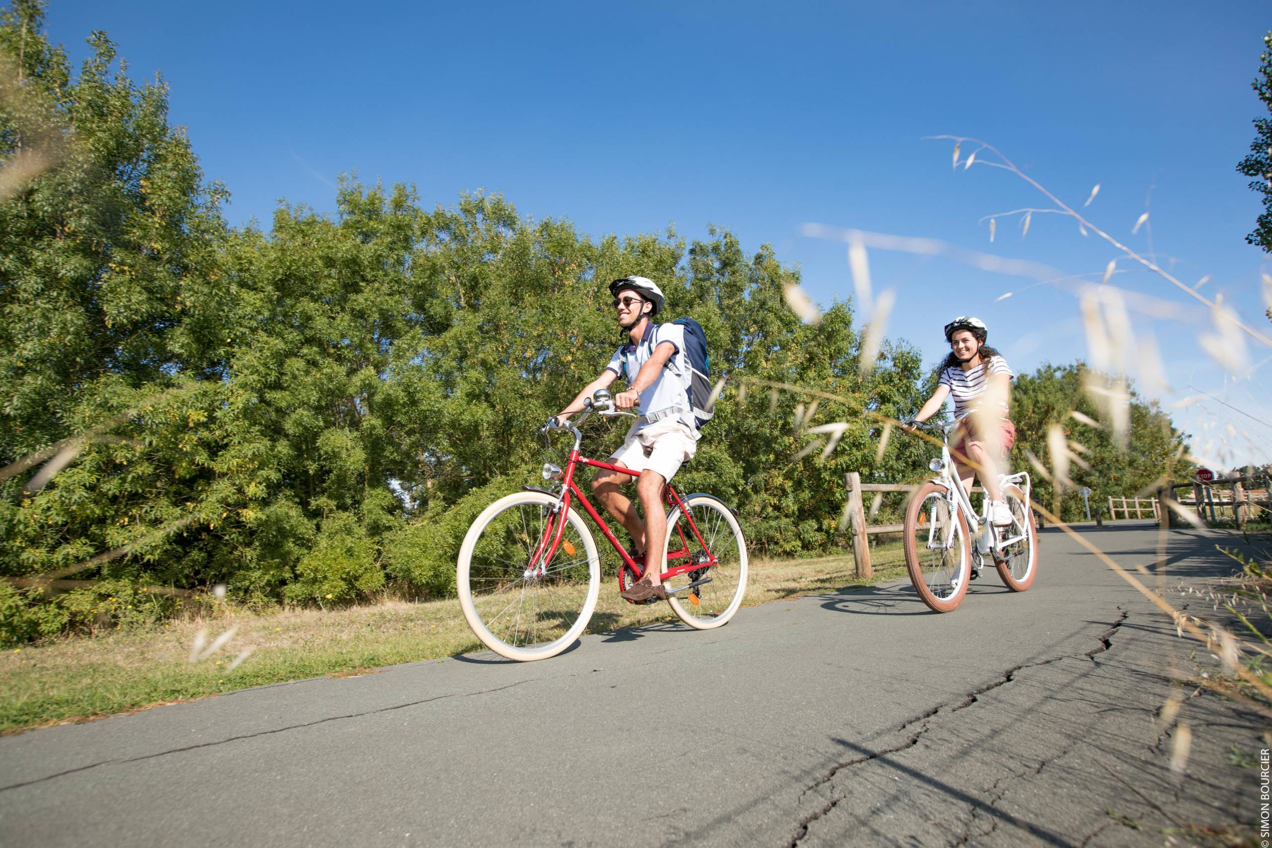 Couple faisant une balade à vélo dans le Marais poitevin.