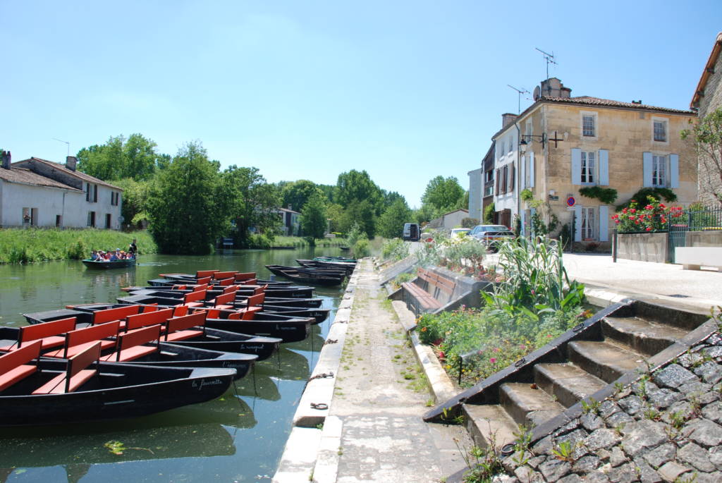 Les quais avec les barques dans le village de Coulon, commune du Parc naturel régional du Marais poitevin